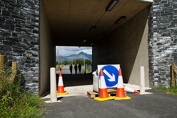 포토 JPG 해외이미지 구름 도로 건축양식 교통시설 하늘 화살 산 사람 사람없음 야외 공학 비콘스 해외202004 해외포토 자연요소 교육 건축 길 교통 시설 파일형식 이미지허브