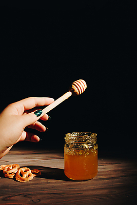 포토 JPG 해외이미지 전통 식기 열매 음식 빵 백그라운드 컨셉 유리 탁자 디저트 치즈 건강 여러명 사람없음 목재 빨간색 갈색 쌓기 바구니 초콜릿 검은색 빵집 우유 흰색 도넛 달콤 아침식사 낟알 밀 굽기 크림 잔치 롤 베이글 버터 꿀 프랑스어 러시아인 페스츄리 크레이프 스타일 해외202004 해외포토 서양인 나무 식물 문자 컬러 가구 다수 재료 모션 재질 유제품 곡류 사람 상점 식사 맛 구이 파일형식 이미지허브