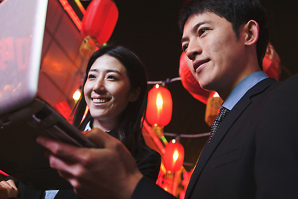 포토 JPG 해외이미지 여자 전통문화 로우앵글 무선통신 짧은머리 거리 중국문화 함께함 서기 정장 20대 야외 두명 가로 노트북 컬러풀 식당 중국 타이핑 비즈니스맨 비즈니스우먼 야간 결합 결심 동료 옷입기 베이징 시티라이프 갸우뚱 해외202004 해외포토 자연요소 동양문화 전통 라이프스타일 헤어스타일 옷 남자 아시아 문화 뷰포인트 컬러 외국문화 컨셉 비즈니스 통신 관계 모션 사람 청년 전자제품 상점 직장인 파일형식 이미지허브