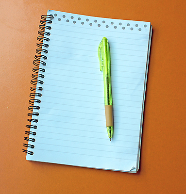 포토 JPG 해외이미지 종이 클리핑패스 사람없음 빨간색 펜 만년필 사무용품 공책 공백 장비 흰색 오픈 가죽 자르기 페이지 고립 북마크 스테인레스 해외202004 해외포토 컬러 모션 문구용품 필기구 파일형식 이미지허브