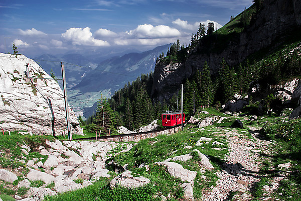 포토 JPG 해외이미지 유럽 호수 여행 백그라운드 교통시설 자연 하늘 휴가 산 풍경 사람없음 야외 빨간색 초록색 여름 기차 흰색 정상 스위스 언덕 알프스 해외202004 해외포토 계절 나라 육상교통 컬러 교통 대중교통 시설 생태계 파일형식 이미지허브