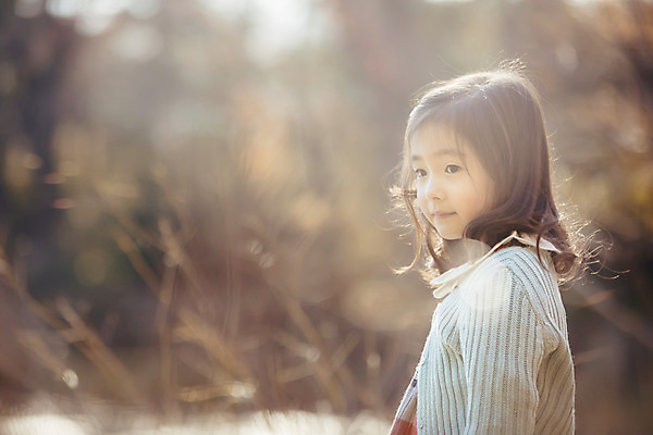 포토 JPG 주간 라이프스타일 응시 계절 여자 어린이라이프 어린이 모션 한국 한명 서기 사람 동양인 상반신 야외 옆모습 소풍 귀여움 한국인 가을 순수 수목원 경기도 천진난만 파주 여자만 여자한명만 어린이만 소녀만 소녀한명만 국내포토 자연요소 1 시선 아시아 뷰포인트 컨셉 인종 생활 야외활동 파일형식