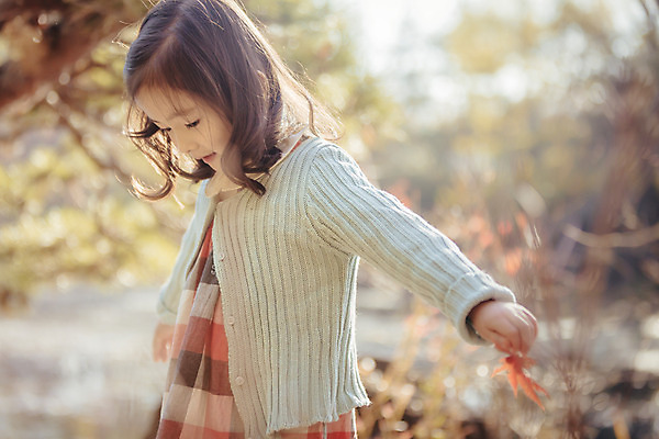 포토 JPG 주간 라이프스타일 응시 계절 여자 어린이라이프 어린이 단풍 모션 한국 한명 들기 사람 동양인 상반신 야외 옆모습 소풍 걷기 귀여움 한국인 가을 순수 수목원 경기도 천진난만 파주 여자만 여자한명만 어린이만 소녀만 소녀한명만 국내포토 자연요소 1 시선 아시아 뷰포인트 컨셉 잎 인종 생활 야외활동 파일형식