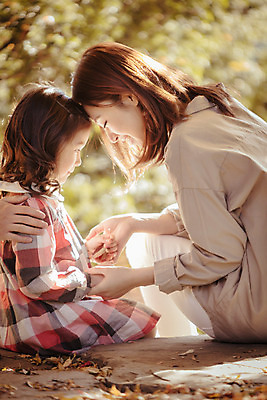 포토 JPG 주간 라이프스타일 계절 여자 딸 어린이 가족 모션 모녀 엄마 한국 사람 앉기 동양인 상반신 성인 야외 두명 옆모습 30대 소풍 눈감음 손잡기 한국인 가을 가족라이프 수목원 경기도 파주 여자만 국내포토 자연요소 아시아 뷰포인트 관계 인종 생활 장년 야외활동 파일형식