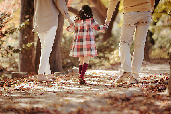 포토 JPG 주간 전신 라이프스타일 계절 여자 남자 딸 어린이 가족 모션 엄마 한국 함께함 사람 동양인 성인 야외 뒷모습 세명 30대 소풍 걷기 손잡기 화목 다정 산책 한국인 하반신 가을 가족라이프 아빠 수목원 경기도 파주 국내포토 자연요소 아시아 뷰포인트 컨셉 관계 휴식 인종 생활 장년 야외활동 파일형식