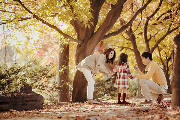 포토 JPG 주간 전신 나무 식물 라이프스타일 계절 여자 남자 딸 어린이 단풍 가족 모션 단풍나무 엄마 한국 함께함 서기 사람 앉기 동양인 성인 야외 옆모습 뒷모습 세명 30대 소풍 손잡기 화목 다정 산책 한국인 가을 가족라이프 아빠 수목원 경기도 파주 국내포토 자연요소 아시아 뷰포인트 컨셉 잎 관계 휴식 인종 생활 장년 야외활동 파일형식