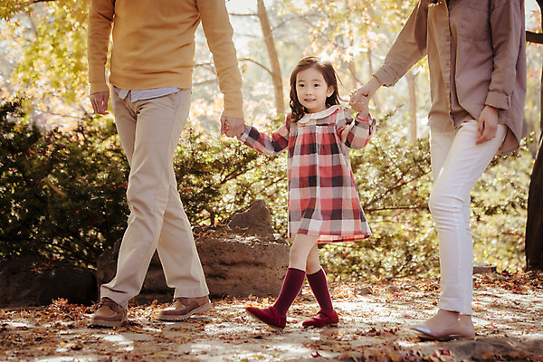 포토 JPG 주간 전신 라이프스타일 계절 여자 남자 딸 어린이 가족 모션 엄마 한국 함께함 미소 사람 동양인 성인 야외 앞모습 세명 30대 소풍 걷기 손잡기 화목 다정 산책 한국인 하반신 가을 가족라이프 아빠 수목원 경기도 파주 국내포토 자연요소 아시아 뷰포인트 컨셉 관계 휴식 표정 인종 생활 장년 야외활동 파일형식