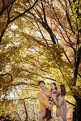 포토 JPG 주간 전신 나무 식물 라이프스타일 계절 여자 남자 딸 어린이 단풍 가족 안기 모션 단풍나무 엄마 한국 함께함 서기 사람 동양인 상반신 성인 야외 앞모습 세명 30대 소풍 화목 다정 산책 한국인 가을 가족라이프 아빠 수목원 경기도 파주 국내포토 자연요소 아시아 뷰포인트 컨셉 잎 관계 휴식 인종 생활 장년 야외활동 파일형식