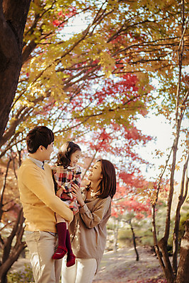 포토 JPG 주간 식물 라이프스타일 계절 여자 남자 딸 단풍 가족 안기 모션 단풍나무 엄마 한국 함께함 서기 사람 동양인 상반신 성인 야외 앞모습 세명 30대 소풍 화목 다정 산책 한국인 가을 가족라이프 아빠 수목원 경기도 파주 장년만 성인만 국내포토 자연요소 나무 아시아 뷰포인트 컨셉 잎 관계 휴식 인종 생활 장년 야외활동 파일형식