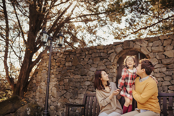 포토 JPG 주간 라이프스타일 계절 여자 남자 딸 어린이 벤치 가족 모션 엄마 휴식 한국 함께함 서기 사람 앉기 동양인 상반신 성인 야외 앞모습 세명 30대 소풍 화목 다정 산책 한국인 가을 가족라이프 아빠 수목원 경기도 파주 국내포토 자연요소 아시아 뷰포인트 컨셉 의자 관계 인종 생활 장년 야외활동 파일형식