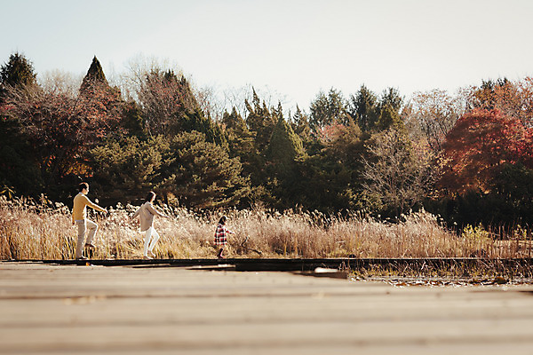 포토 JPG 주간 전신 나무 식물 라이프스타일 계절 여자 남자 딸 호수 어린이 장난 가족 모션 놀이 단풍나무 엄마 한국 함께함 갈대 사람 동양인 성인 야외 옆모습 세명 30대 소풍 걷기 화목 다정 한국인 가을 가족라이프 아빠 수목원 경기도 기차놀이 파주 국내포토 자연요소 아시아 뷰포인트 컨셉 단풍 관계 인종 생활 장년 야외활동 파일형식