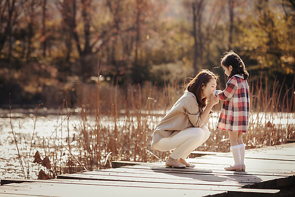 포토 JPG 주간 전신 라이프스타일 계절 여자 딸 어린이 가족 모션 모녀 엄마 한국 서기 사람 앉기 동양인 성인 야외 두명 옆모습 30대 손잡기 한국인 가을 가족라이프 수목원 경기도 파주 여자만 국내포토 자연요소 아시아 뷰포인트 관계 인종 생활 장년 파일형식