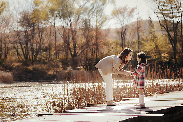 포토 JPG 주간 전신 라이프스타일 계절 여자 딸 어린이 가족 모션 모녀 엄마 한국 서기 사람 동양인 성인 야외 두명 옆모습 30대 손잡기 한국인 가을 가족라이프 수목원 경기도 파주 여자만 국내포토 자연요소 아시아 뷰포인트 관계 인종 생활 장년 파일형식