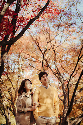 포토 JPG 주간 나무 식물 라이프스타일 부부 계절 여자 남자 단풍 데이트 모션 한국 사람 동양인 상반신 성인 야외 두명 앞모습 30대 소풍 걷기 팔짱 산책 한국인 가을 가로수 수목원 경기도 부부라이프 파주 장년만 성인만 국내포토 자연요소 커플 아시아 뷰포인트 잎 휴식 인종 생활 장년 야외활동 파일형식