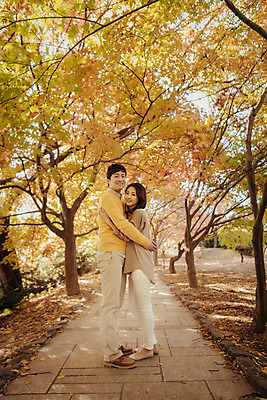 포토 JPG 주간 전신 나무 식물 라이프스타일 부부 계절 여자 남자 단풍 데이트 모션 포옹 한국 서기 사람 동양인 성인 야외 두명 옆모습 30대 소풍 산책 한국인 가을 가로수 수목원 경기도 부부라이프 파주 장년만 성인만 국내포토 자연요소 커플 아시아 뷰포인트 잎 안기 휴식 인종 생활 장년 야외활동 파일형식
