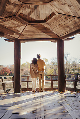 포토 JPG 주간 전신 라이프스타일 부부 계절 여자 남자 데이트 모션 휴식 한국 서기 사람 동양인 성인 야외 두명 뒷모습 30대 팔짱 산책 한국인 가을 정자 수목원 경기도 부부라이프 파주 장년만 성인만 국내포토 자연요소 건축물 커플 아시아 뷰포인트 컨셉 인종 생활 장년 파일형식