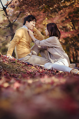 포토 JPG 주간 전신 라이프스타일 부부 계절 여자 남자 데이트 모션 휴식 한국 미소 사람 앉기 동양인 성인 야외 두명 옆모습 30대 마주보기 산책 한국인 가을 가로수 수목원 경기도 부부라이프 파주 장년만 성인만 국내포토 자연요소 커플 아시아 뷰포인트 컨셉 표정 인종 생활 장년 파일형식