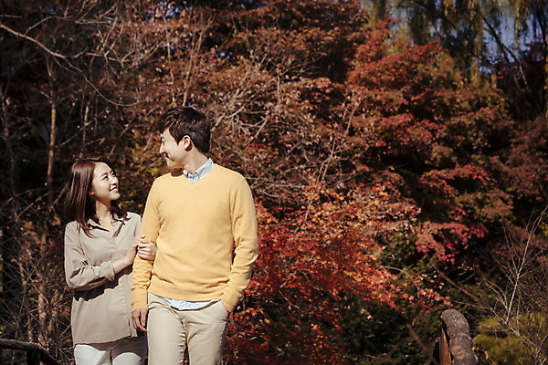 포토 JPG 주간 나무 식물 라이프스타일 부부 계절 여자 남자 단풍 데이트 모션 단풍나무 휴식 한국 사람 동양인 상반신 성인 야외 두명 앞모습 30대 마주보기 걷기 팔짱 산책 한국인 가을 가로수 수목원 경기도 부부라이프 파주 장년만 성인만 국내포토 자연요소 커플 아시아 뷰포인트 컨셉 잎 인종 생활 장년 파일형식
