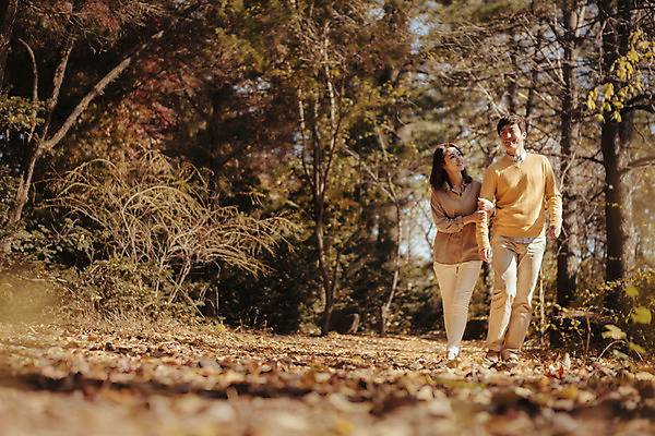 포토 JPG 주간 전신 라이프스타일 부부 계절 여자 남자 데이트 모션 휴식 한국 사람 동양인 성인 야외 두명 앞모습 30대 걷기 팔짱 산책 한국인 가을 가로수 수목원 경기도 부부라이프 파주 장년만 성인만 국내포토 자연요소 커플 아시아 뷰포인트 컨셉 인종 생활 장년 파일형식