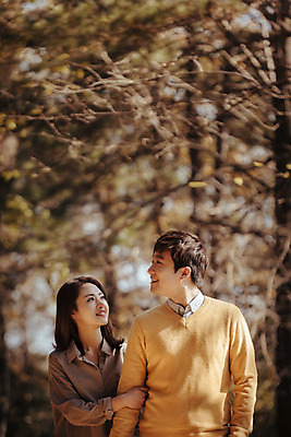 포토 JPG 주간 나무 식물 라이프스타일 부부 계절 여자 남자 데이트 모션 휴식 한국 미소 사람 동양인 상반신 성인 야외 두명 앞모습 30대 걷기 팔짱 다정 산책 한국인 가을 가로수 수목원 경기도 부부라이프 파주 장년만 성인만 국내포토 자연요소 커플 아시아 뷰포인트 컨셉 표정 인종 생활 장년 파일형식