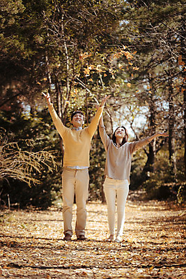 포토 JPG 주간 전신 나무 식물 라이프스타일 부부 계절 여자 남자 단풍 모션 한국 서기 사람 동양인 성인 야외 두명 앞모습 30대 소풍 산책 한국인 가을 던지기 수목원 경기도 부부라이프 파주 장년만 성인만 국내포토 자연요소 커플 아시아 뷰포인트 잎 휴식 인종 생활 장년 야외활동 파일형식