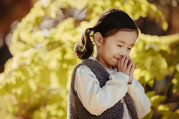 포토 JPG 주간 라이프스타일 계절 여자 어린이라이프 어린이 모션 한국 한명 서기 사람 동양인 손짓 상반신 야외 앞모습 귀여움 눈감음 한국인 가을 기도 순수 손모으기 수목원 경기도 천진난만 파주 여자만 여자한명만 어린이만 소녀만 소녀한명만 국내포토 자연요소 1 아시아 뷰포인트 컨셉 인종 생활 파일형식