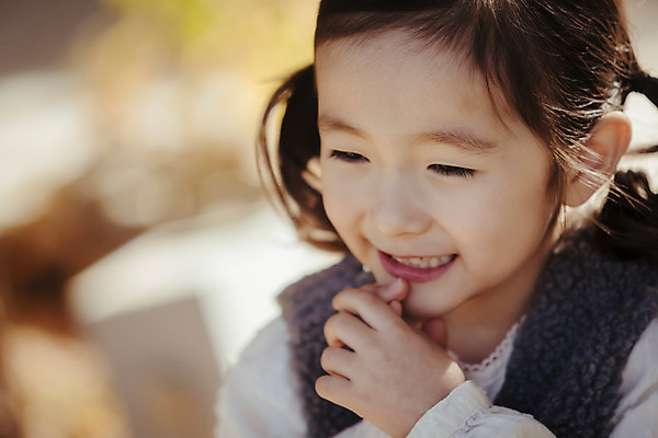 포토 JPG 주간 라이프스타일 계절 여자 어린이라이프 어린이 모션 한국 한명 서기 미소 사람 동양인 손짓 상반신 야외 앞모습 귀여움 한국인 가을 순수 손모으기 수목원 경기도 천진난만 파주 여자만 여자한명만 어린이만 소녀만 소녀한명만 국내포토 자연요소 1 아시아 뷰포인트 컨셉 표정 인종 생활 파일형식