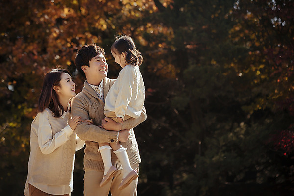 포토 JPG 주간 전신 라이프스타일 계절 여자 남자 딸 어린이 가족 안기 모션 엄마 한국 함께함 서기 미소 사람 동양인 상반신 성인 야외 앞모습 세명 30대 소풍 화목 다정 한국인 가을 가족라이프 아빠 수목원 경기도 파주 국내포토 자연요소 아시아 뷰포인트 컨셉 관계 표정 인종 생활 장년 야외활동 파일형식