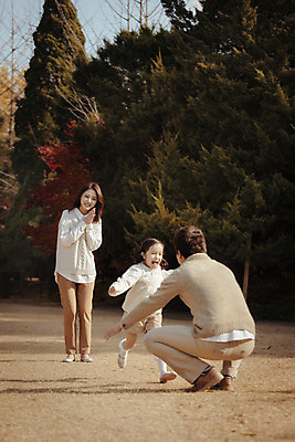 포토 JPG 주간 전신 나무 식물 라이프스타일 계절 여자 남자 딸 어린이 가족 모션 엄마 한국 함께함 서기 사람 앉기 동양인 성인 야외 앞모습 뒷모습 세명 30대 달리기 소풍 화목 다정 산책 한국인 가을 가족라이프 아빠 수목원 경기도 파주 국내포토 자연요소 아시아 뷰포인트 컨셉 관계 휴식 인종 생활 장년 야외활동 파일형식