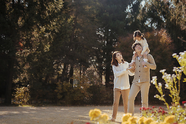 포토 JPG 주간 전신 라이프스타일 계절 여자 남자 딸 어린이 가족 모션 엄마 한국 함께함 서기 사람 앉기 동양인 성인 야외 앞모습 세명 30대 소풍 화목 다정 산책 한국인 가을 가족라이프 목말 아빠 수목원 경기도 파주 국내포토 자연요소 아시아 뷰포인트 컨셉 관계 휴식 인종 생활 장년 야외활동 파일형식