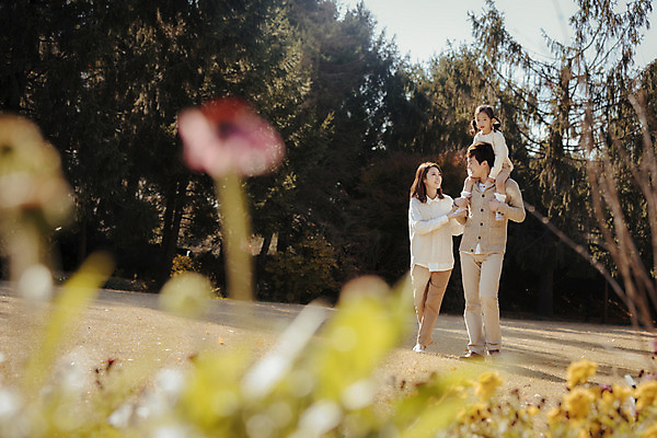 포토 JPG 주간 전신 라이프스타일 계절 여자 남자 딸 어린이 가족 모션 엄마 한국 함께함 사람 동양인 성인 야외 앞모습 세명 30대 소풍 걷기 화목 다정 산책 한국인 가을 가족라이프 아빠 수목원 경기도 파주 국내포토 자연요소 아시아 뷰포인트 컨셉 관계 휴식 인종 생활 장년 야외활동 파일형식