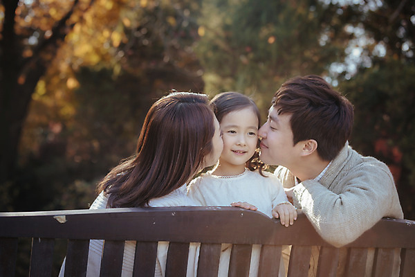 포토 JPG 주간 라이프스타일 계절 여자 남자 딸 어린이 벤치 의자 가족 모션 엄마 휴식 키스 한국 함께함 사람 앉기 동양인 상반신 성인 야외 세명 30대 소풍 화목 다정 한국인 가을 가족라이프 아빠 수목원 경기도 파주 국내포토 자연요소 아시아 가구 컨셉 관계 인종 생활 장년 야외활동 애정표현 파일형식