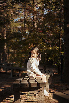 포토 JPG 주간 전신 라이프스타일 계절 여자 어린이라이프 어린이 벤치 모션 한국 한명 사람 앉기 동양인 야외 옆모습 귀여움 한국인 가을 순수 수목원 경기도 천진난만 파주 여자만 여자한명만 어린이만 소녀만 소녀한명만 국내포토 자연요소 1 아시아 뷰포인트 컨셉 의자 인종 생활 파일형식