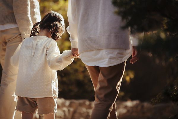 포토 JPG 주간 라이프스타일 계절 여자 남자 딸 어린이 가족 모션 엄마 한국 함께함 사람 동양인 상반신 성인 야외 뒷모습 세명 30대 소풍 걷기 손잡기 화목 다정 산책 한국인 가을 가족라이프 아빠 수목원 경기도 파주 국내포토 자연요소 아시아 뷰포인트 컨셉 관계 휴식 인종 생활 장년 야외활동 파일형식
