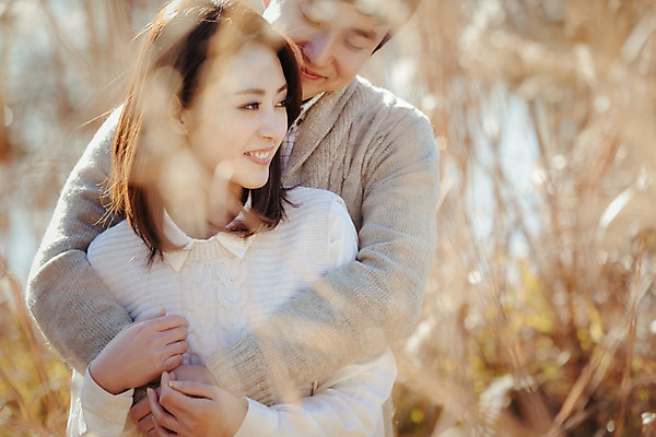 포토 JPG 주간 라이프스타일 부부 응시 계절 여자 남자 호수 모션 한국 서기 사람 동양인 상반신 성인 야외 두명 앞모습 30대 다정 한국인 가을 갈대밭 백허그 수목원 경기도 부부라이프 파주 장년만 성인만 국내포토 자연요소 커플 시선 아시아 뷰포인트 컨셉 포옹 인종 생활 장년 파일형식 갈대_식물