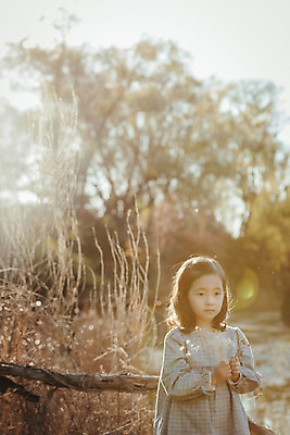 포토 JPG 주간 라이프스타일 계절 여자 어린이라이프 어린이 모션 한국 갈대 한명 서기 들기 사람 동양인 상반신 야외 앞모습 귀여움 한국인 가을 순수 수목원 경기도 천진난만 파주 여자만 여자한명만 어린이만 소녀만 소녀한명만 국내포토 자연요소 식물 1 아시아 뷰포인트 컨셉 인종 생활 파일형식