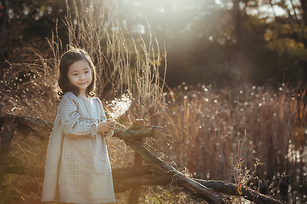 포토 JPG 주간 라이프스타일 계절 여자 어린이라이프 어린이 모션 한국 갈대 한명 서기 미소 들기 사람 동양인 상반신 야외 앞모습 귀여움 산책 한국인 가을 순수 수목원 경기도 천진난만 파주 여자만 여자한명만 어린이만 소녀만 소녀한명만 국내포토 자연요소 식물 1 아시아 뷰포인트 컨셉 휴식 표정 인종 생활 파일형식