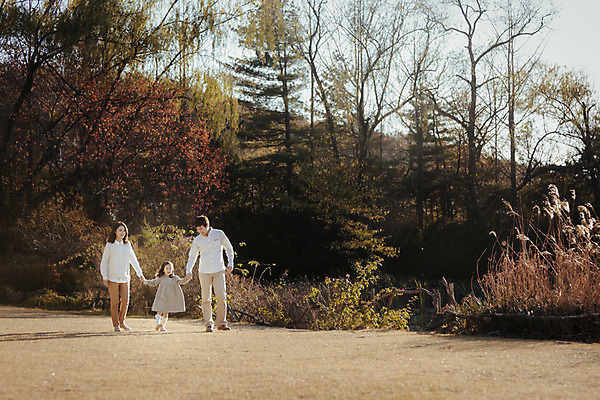 포토 JPG 주간 전신 나무 식물 라이프스타일 계절 여자 남자 딸 어린이 가족 모션 엄마 한국 함께함 사람 동양인 성인 야외 앞모습 세명 30대 소풍 걷기 손잡기 화목 다정 산책 한국인 가을 가족라이프 아빠 수목원 경기도 파주 국내포토 자연요소 아시아 뷰포인트 컨셉 관계 휴식 인종 생활 장년 야외활동 파일형식