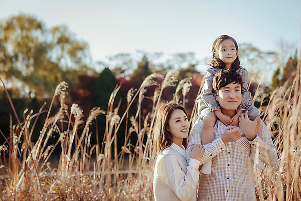 포토 JPG 주간 전신 라이프스타일 계절 여자 남자 딸 어린이 가족 모션 엄마 한국 함께함 갈대 서기 사람 앉기 동양인 상반신 성인 야외 세명 30대 소풍 화목 다정 산책 한국인 가을 가족라이프 목말 아빠 즐거움 수목원 경기도 파주 국내포토 자연요소 식물 감정 아시아 컨셉 관계 휴식 인종 생활 장년 야외활동 파일형식