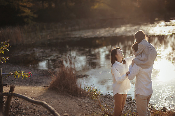 포토 JPG 주간 전신 라이프스타일 계절 여자 남자 딸 호수 어린이 가족 모션 엄마 한국 함께함 서기 사람 앉기 동양인 상반신 성인 야외 옆모습 세명 30대 소풍 마주보기 화목 다정 산책 한국인 가을 가족라이프 목말 아빠 즐거움 수목원 경기도 파주 국내포토 자연요소 감정 아시아 뷰포인트 컨셉 관계 휴식 인종 생활 장년 야외활동 파일형식