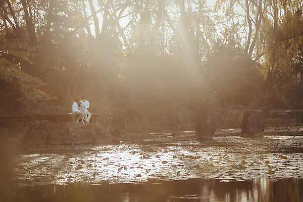 포토 JPG 주간 전신 라이프스타일 계절 여자 남자 딸 호수 어린이 가족 모션 엄마 휴식 한국 함께함 사람 앉기 동양인 성인 야외 앞모습 세명 30대 햇빛 화목 다정 한국인 가을 가족라이프 아빠 수목원 경기도 파주 국내포토 자연요소 아시아 뷰포인트 컨셉 관계 인종 생활 장년 태양 파일형식