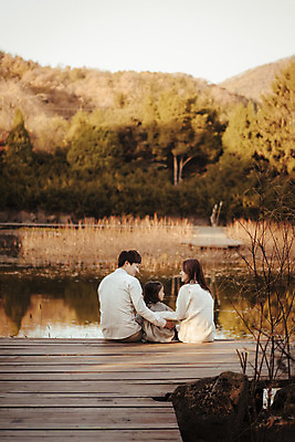 포토 JPG 주간 라이프스타일 계절 여자 남자 딸 호수 어린이 가족 모션 엄마 휴식 한국 함께함 사람 앉기 동양인 상반신 성인 야외 뒷모습 세명 30대 화목 다정 한국인 가을 가족라이프 아빠 수목원 경기도 파주 국내포토 자연요소 아시아 뷰포인트 컨셉 관계 인종 생활 장년 파일형식