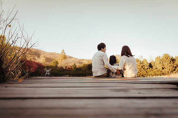 포토 JPG 주간 라이프스타일 계절 여자 남자 딸 호수 어린이 가족 모션 엄마 휴식 한국 함께함 사람 앉기 동양인 상반신 성인 야외 뒷모습 세명 30대 화목 다정 한국인 가을 가족라이프 아빠 수목원 경기도 파주 국내포토 자연요소 아시아 뷰포인트 컨셉 관계 인종 생활 장년 파일형식