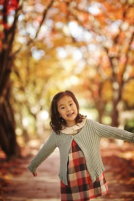 포토 JPG 주간 전신 나무 식물 라이프스타일 계절 원피스 여자 어린이라이프 어린이 단풍 모션 단풍나무 팔벌리기 한국 한명 서기 미소 사람 동양인 상반신 야외 앞모습 귀여움 한국인 가을 순수 가로수 수목원 경기도 천진난만 파주 여자만 여자한명만 어린이만 소녀만 소녀한명만 국내포토 자연요소 1 옷 아시아 뷰포인트 컨셉 잎 표정 인종 생활 파일형식