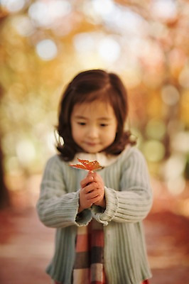 포토 JPG 주간 라이프스타일 계절 원피스 여자 어린이라이프 어린이 단풍 모션 한국 한명 서기 미소 들기 사람 동양인 상반신 야외 앞모습 아웃포커스 귀여움 한국인 가을 순수 가로수 수목원 경기도 천진난만 파주 여자만 여자한명만 어린이만 소녀만 소녀한명만 국내포토 자연요소 1 옷 아시아 뷰포인트 컨셉 잎 촬영기법 표정 인종 생활 파일형식