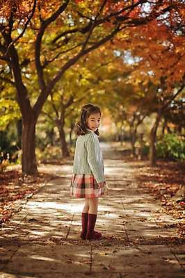 포토 JPG 주간 전신 나무 식물 라이프스타일 계절 원피스 여자 어린이라이프 어린이 단풍 모션 단풍나무 한국 한명 서기 미소 사람 동양인 야외 뒷모습 귀여움 한국인 가을 뒤돌아보기 순수 가로수 수목원 경기도 천진난만 파주 여자만 여자한명만 어린이만 소녀만 소녀한명만 국내포토 자연요소 1 옷 아시아 뷰포인트 컨셉 잎 표정 인종 생활 파일형식
