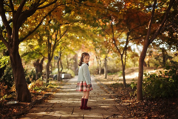 포토 JPG 주간 전신 나무 식물 라이프스타일 계절 원피스 여자 어린이라이프 어린이 단풍 모션 단풍나무 한국 한명 서기 사람 동양인 야외 뒷모습 귀여움 한국인 가을 뒤돌아보기 순수 가로수 수목원 경기도 천진난만 파주 여자만 여자한명만 어린이만 소녀만 소녀한명만 국내포토 자연요소 1 옷 아시아 뷰포인트 컨셉 잎 인종 생활 파일형식
