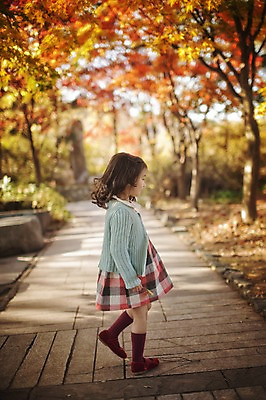 포토 JPG 주간 전신 나무 식물 라이프스타일 계절 원피스 여자 어린이라이프 어린이 단풍 모션 단풍나무 한국 한명 서기 사람 동양인 야외 옆모습 귀여움 한국인 가을 순수 가로수 수목원 경기도 천진난만 파주 여자만 여자한명만 어린이만 소녀만 소녀한명만 국내포토 자연요소 1 옷 아시아 뷰포인트 컨셉 잎 인종 생활 파일형식