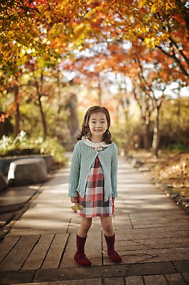 포토 JPG 주간 전신 나무 식물 라이프스타일 계절 원피스 여자 어린이라이프 어린이 단풍 모션 단풍나무 나뭇잎 한국 한명 서기 사람 동양인 야외 앞모습 귀여움 한국인 가을 순수 가로수 수목원 경기도 천진난만 파주 여자만 여자한명만 어린이만 소녀만 소녀한명만 국내포토 자연요소 1 옷 아시아 뷰포인트 컨셉 잎 인종 생활 파일형식