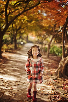 포토 JPG 주간 전신 나무 식물 라이프스타일 계절 원피스 여자 어린이라이프 어린이 단풍 모션 단풍나무 한국 한명 서기 미소 사람 동양인 야외 앞모습 귀여움 한국인 가을 순수 가로수 수목원 경기도 천진난만 파주 여자만 여자한명만 어린이만 소녀만 소녀한명만 국내포토 자연요소 1 옷 아시아 뷰포인트 컨셉 잎 표정 인종 생활 파일형식